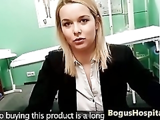 Смотреть Русая девушка трахнута на приёме у врача